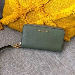 Michael Kors Jet Set Travel LG Flat MF Phone Case